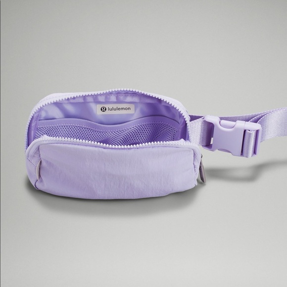 🤍 ONE LEFT - NWT lululemon Everywhere Belt Bag - Lavender Fog - Picture 2 of 2